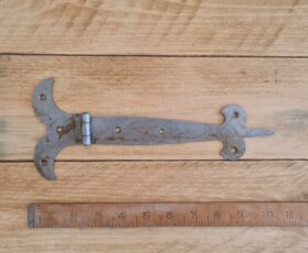 Fleur de Lys Hinge Pressed Antique Iron 250mm (AF042AI)