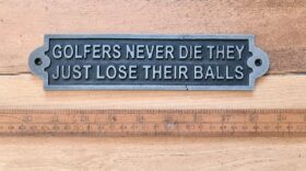 Plaque GOLFERS NEVER DIE THEY JUST Cast Ant Iron 220mm x 50mm